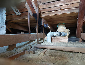 Zateplení stropu rodinného domu pomocí foukané izolace